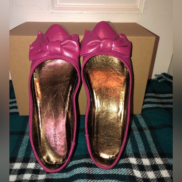 Pink Pointy toe bow flats with gold inside. - Picture 2 of 3